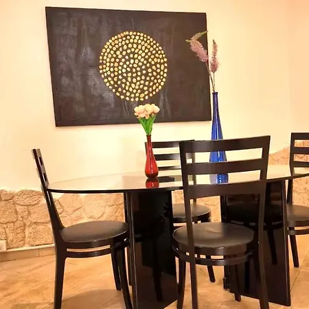 Апартаменты Queen Adeline House *